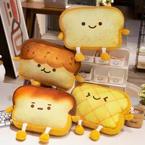Vista detallada de cuatro adorables cojines de peluche con forma de tostada y caras suaves