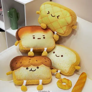 Lindos cojines de peluche con forma de pan tostado y bollos en un sofá blanco acogedor