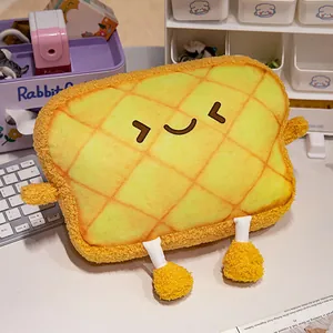 Primer plano de un lindo cojín de peluche con forma de pan para coche.
