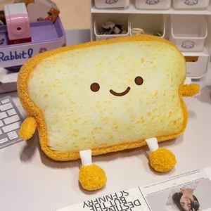 Vista detallada de un lindo cojín de peluche con forma de tostada en un escritorio