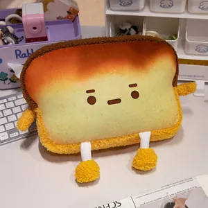 Primer plano de un lindo cojín de peluche de pan tostado con cara de dibujos animados