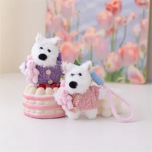 Dettaglio della morbida trama del portachiavi in peluche cane Westie con maglione rosa.