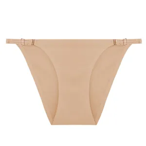 Dettaglio di slip senza cuciture in seta ghiacciata da donna con spalline regolabili nudo