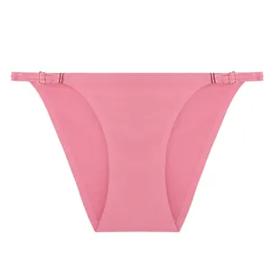 Vista dettagliata degli slip rosa senza cuciture in seta di ghiaccio con lacci regolabili
