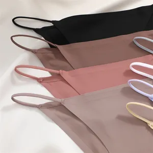 Primer plano de bragas de cintura baja sin costuras con tirantes finos y textura suave