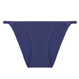 Dettaglio di slip senza cuciture in seta di ghiaccio blu scuro con fibbie dorate.