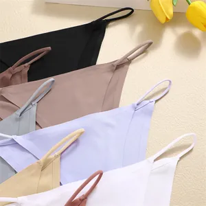 Detalle de braguitas de mujer sin costuras y de secado rápido en varios colores suaves