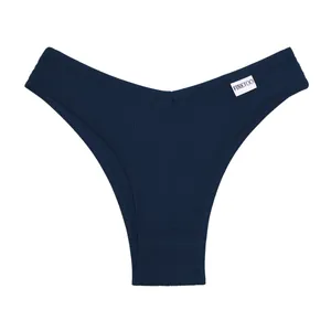 Primo piano di un perizoma in cotone a nido d'ape blu navy con taglio a V a vita bassa