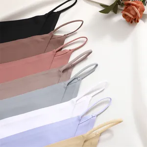 Primer plano de camisolas sin costuras en varios colores con finos tirantes spaghetti