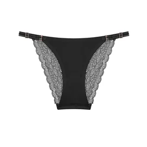 Detailansicht einer schwarzen Eisseiden-Unterhose mit Spitzenbesatz und Trägern