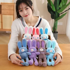 Hübsches Detailfoto von süßen Hasen Plüschfiguren mitziehbaren Ohren im Korb präsentiert.