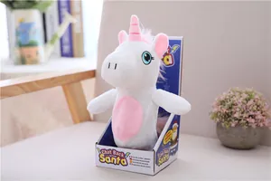 Giocattolo unicorno di peluche elettrico, bambola di animale parlante, vista di dettaglio.