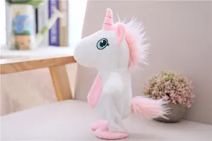 Dettaglio in primo piano del peluche unicorno elettronico con criniera rosa e morbida pelliccia.