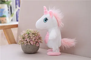 Peluche di unicorno elettrico su un comodo divano, che mostra il suo design grazioso e dettagliato.