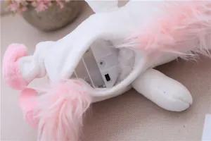 Vista di dettaglio del giocattolo unicorno di peluche elettrico con vano batterie interno morbido.
