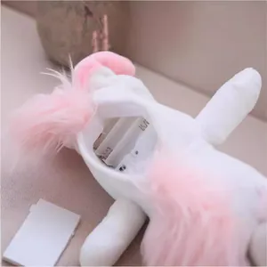 Giocattolo di peluche unicorno elettrico con vano batteria, materiale morbido per bambini.