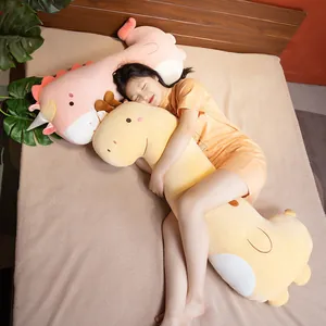 Un cojín largo de peluche de animal para una chica durmiendo en la cama como apoyo