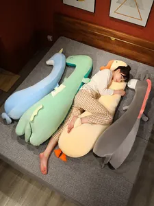 Vista detallada de almohadas corporales con forma de animales en un dormitorio acogedor