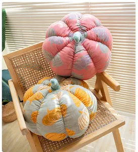 Coussins décoratifs en gaze à trois couches en forme de citrouille sur une chaise en rotin
