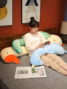 Modelo asiática usando cojines largos de animales de peluche para el cabecero de cama