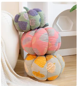 Coussins en peluche citrouille en gaze à trois couches empilés dans un salon confortable