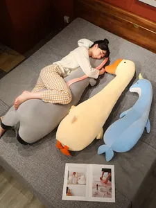 Escena acogedora que muestra almohadas largas de peluche de animales en una cama