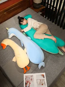 Vista detallada de almohadas largas de peluche de dibujos para dormir cómodamente.