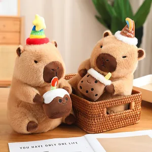 Peluche capybara mignonne avec chapeau d'anniversaire et gâteau, cadeau idéal.