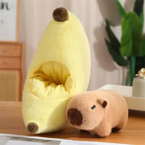 Primer plano de un lindo peluche de carpincho junto a un nido de felpa con forma de banana