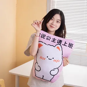 Lindo cojín lumbar de gato para silla de oficina sostenido por una joven mujer Asia
