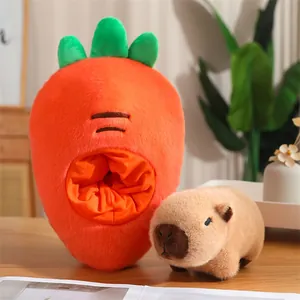 Lindo peluche de carpincho con un nido suave y creativo en forma de zanahoria naranja