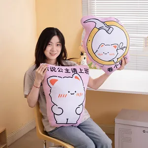 Modelo con dos cojines de peluche de gato para apoyo lumbar y comodidad en la oficina.