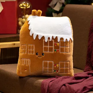 Vue détaillée d'un coussin en peluche maison en pain d'épices avec broderie festive