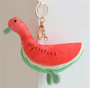 Primo piano di un portachiavi in peluche a forma di papera anguria con moschettone