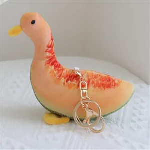 Simpatico portachiavi a forma di anatra di peluche con design a corpo di melone.