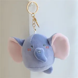 Primo piano di un simpatico portachiavi a forma di elefante in peluche viola con orecchie rosa.