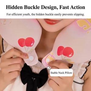 Almohada de viaje en forma de U de espuma viscoelástica rosa con estampado de cerezas.