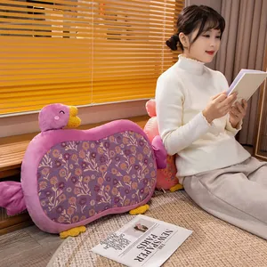 Detalle de cojín de ganso jacquard morado en un ambiente acogedor con una modelo.