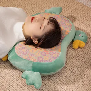 Primer plano de una mujer en una suave almohada cervical de felpa con forma de ganso y flores