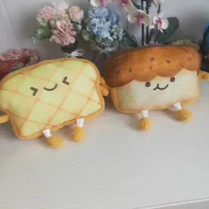 Lindo juego de almohadas de felpa para reposacabezas de coche