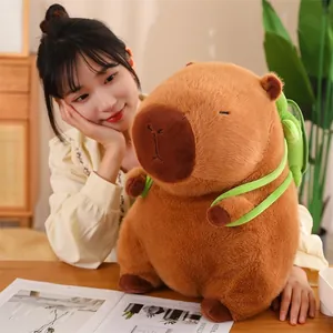 Adorable peluche capybara avec sac à dos tortue verde dans un cadre de maison confortable