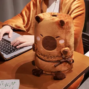 Linda manta enrollada de peluche Capybara para la siesta en la oficina y el sofá suave.