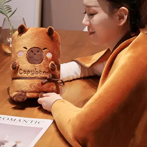 Manta de peluche enrollada de carpincho para siesta en oficina y sofá