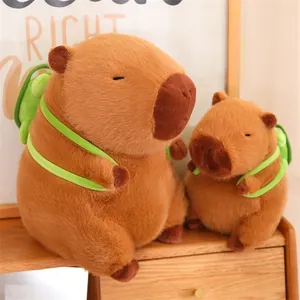 Vue détaillée de deux adorables peluches capybara marrons sur un meuble en bois