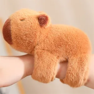 Gros plan d'un adorable bracelet claque en peluche capybara marron porté au poignet