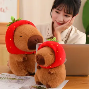 Peluche Capybara Mignonne Animal en Peluche Doux Avec Chapeau Fraise Sac à Dos Tortue Design Amovible Cadeau Pour Enfants Décoration Maison