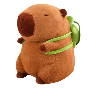 Peluche de capybara marron adorable avec un sac à dos tortue vert sur fond blanc