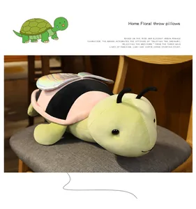 Dettaglio di un peluche creativo tartaruga ape su sedia grigia