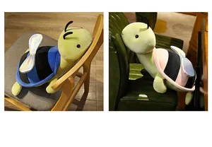 Dettaglio del peluche tartaruga ape che mostra il tessuto morbido e i colori vivaci