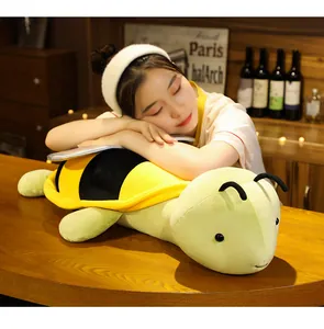 Ragazza che dorme su un grande peluche ape tartaruga, morbido cuscino per arredamento e regali.